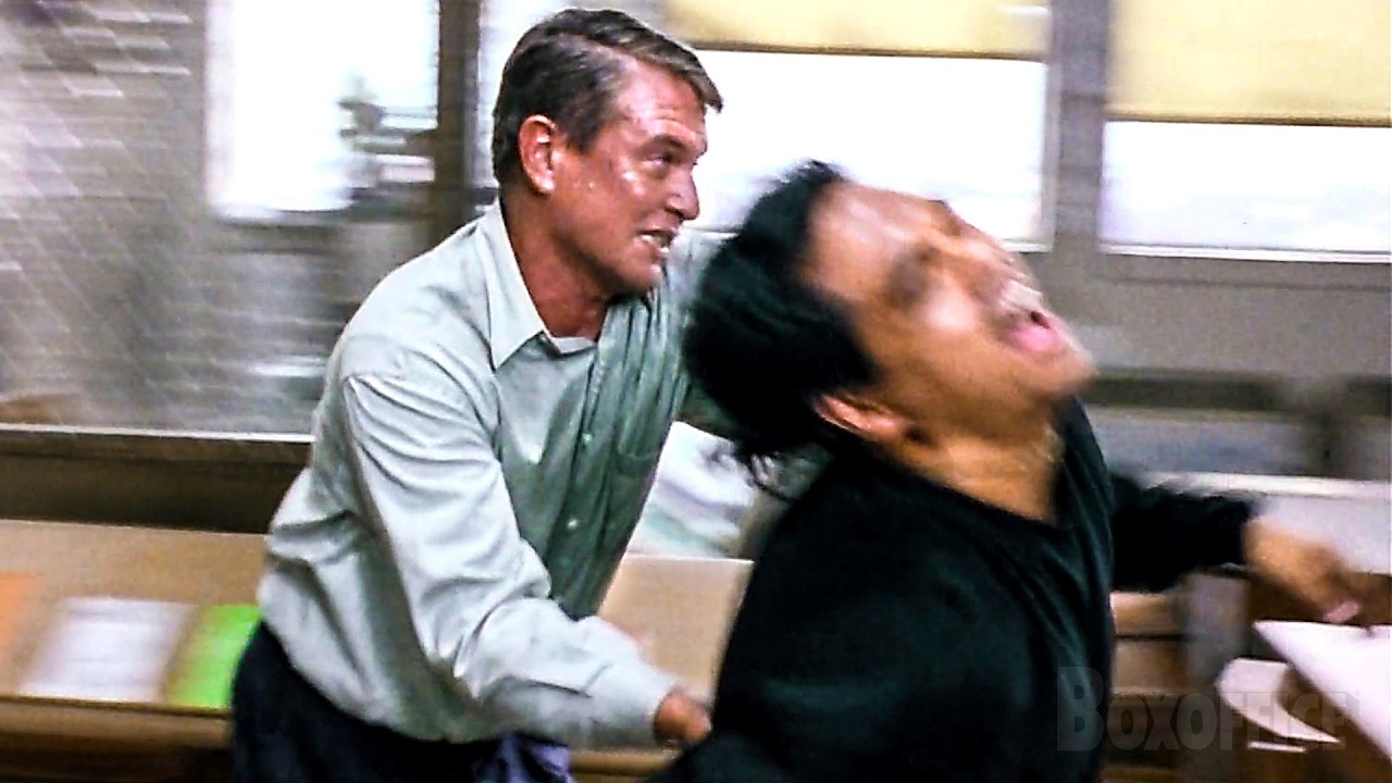 El sustituto lanza a 3 estudiantes por la ventana de la biblioteca | El sustituto | Clip en Español