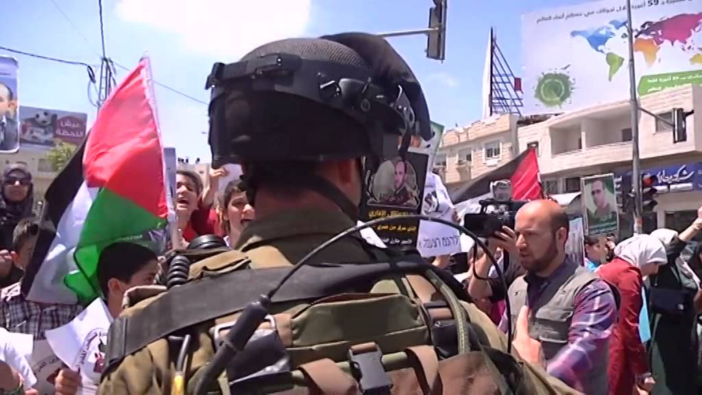 الخليل: الاحتلال يمنع مسيرة أطفال نصرة للأسرى من  الوصول إلى جسر حلحول