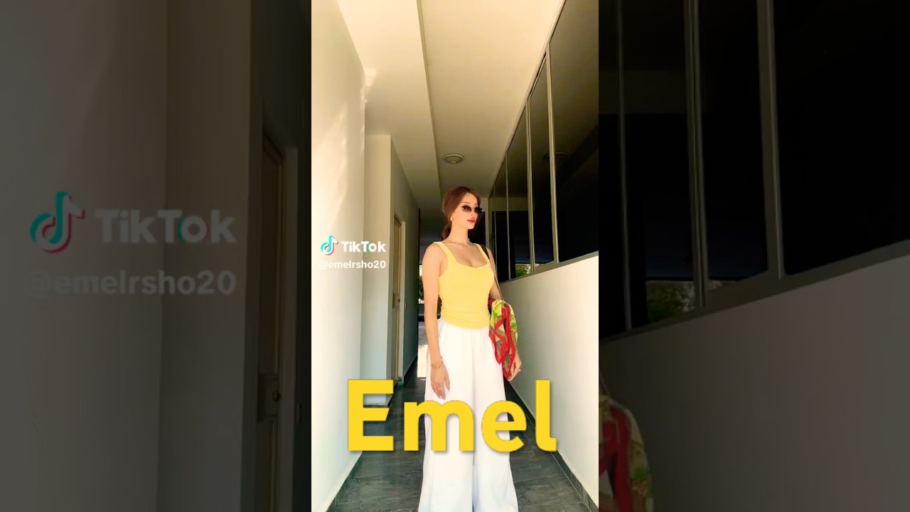 Robot Emel is ready for her day out 🤖🏖️ 