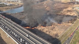 河川敷に無線操縦ヘリ墜落 ２千平方メートル焼失、京都