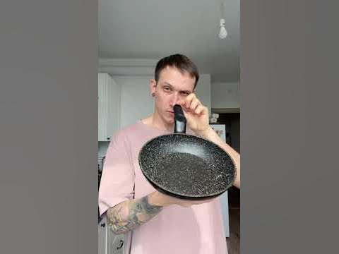 Как подбрасывать еду в сковородке - YouTube
