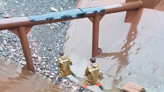 Barge unloading cobblestone when it rains - Part 2 - Relaxing video, amazing flow of stones