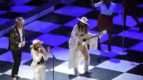 Rod Stewart sings Forever Young with his daughter ...