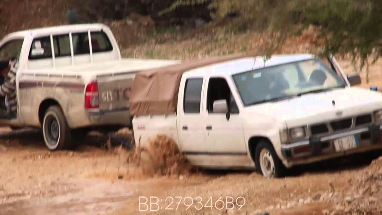 حريملاء- شباب يخاطرون بقطع مجاري السيول - 5/3/1435-6/1/2014