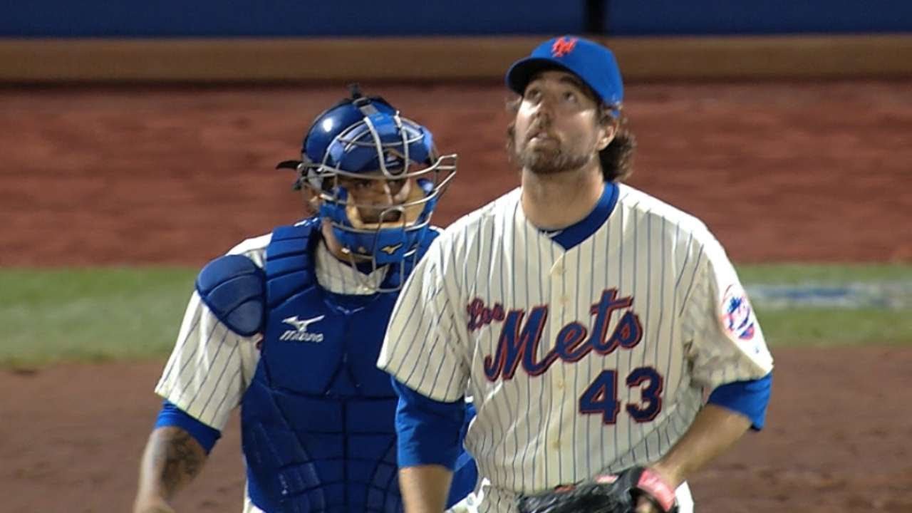 Dickey throws a one-hitter against the Phils 