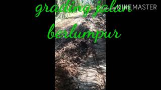 motor grader dorong truk di jalan lumpur || alat berat sawit screenshot 2
