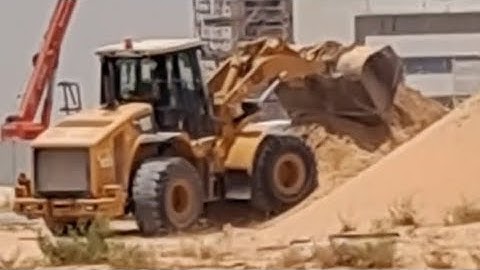 Caterpillar wheelloader work leveling dumping and loading #bigmachinechannel