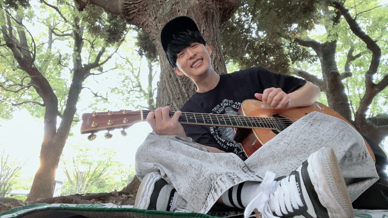代々木公園で彈き語りをする