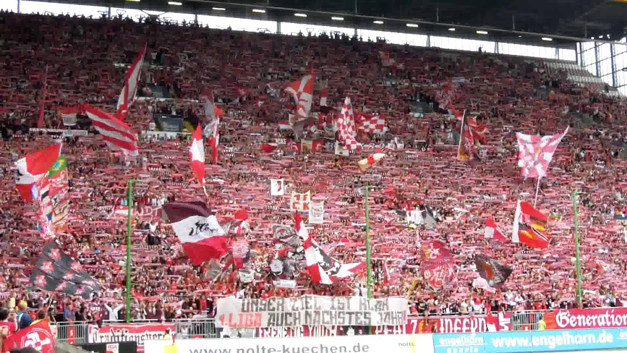 1. FC Kaiserslautern vs. Braunschweig. Gänsehautstimmung Westkurve vor, während und nach dem Spiel