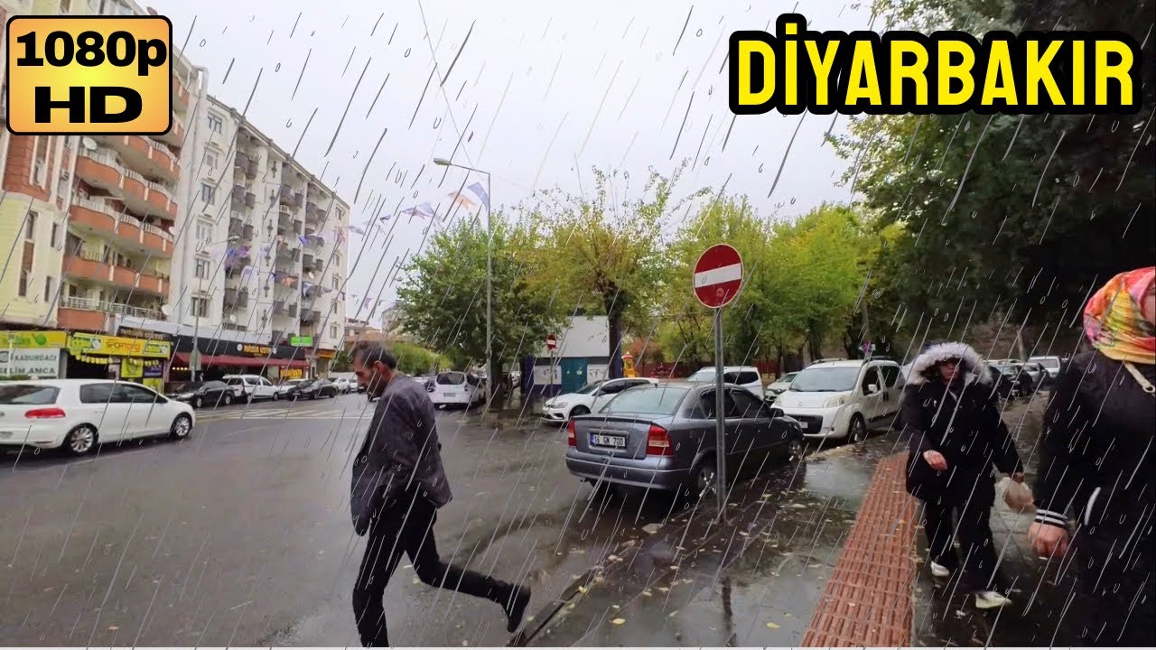 Yağmurlu soğuk bir günde Diyarbakır Yenişehir sessiz sokak yürüyüşü