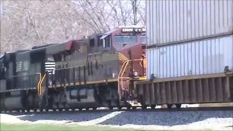 A MUST SEE PRR HERITAGE With Superb CSX & NS Mainline Action In Mentor Ohio April 2015