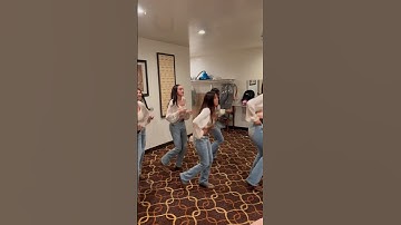 When your damas practice in the dressing room while you change 💓 #orozcovals #quince #quinceañera