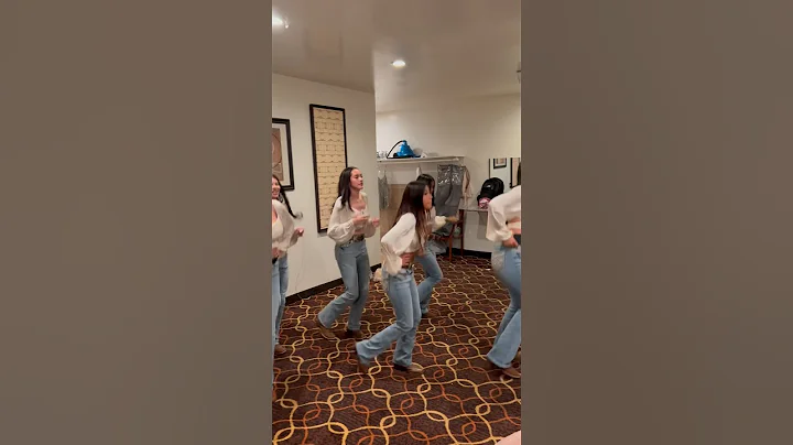 When your damas practice in the dressing room while you change 💓 #orozcovals #quince #quinceañera