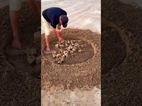 كتابة على الرمل باسمه  عمر المغربي 