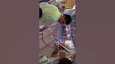 2024年7月18日，重慶市合川財富廣場發生吊頂坍塌。現場一片狼藉，有傷者被抬出。 - 天天要聞