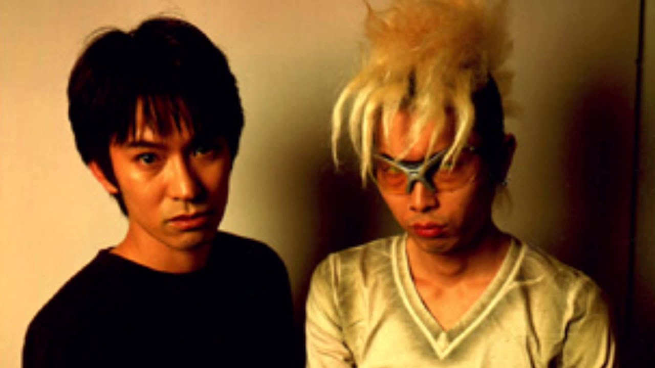 ツアー秘話】スピッツ草野、曲始まりで三輪のギターを止めるww - YouTube