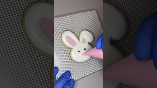 Easter bunny face cookie decorated with royal icing #cookiedecorating #royalicing #eastercookies