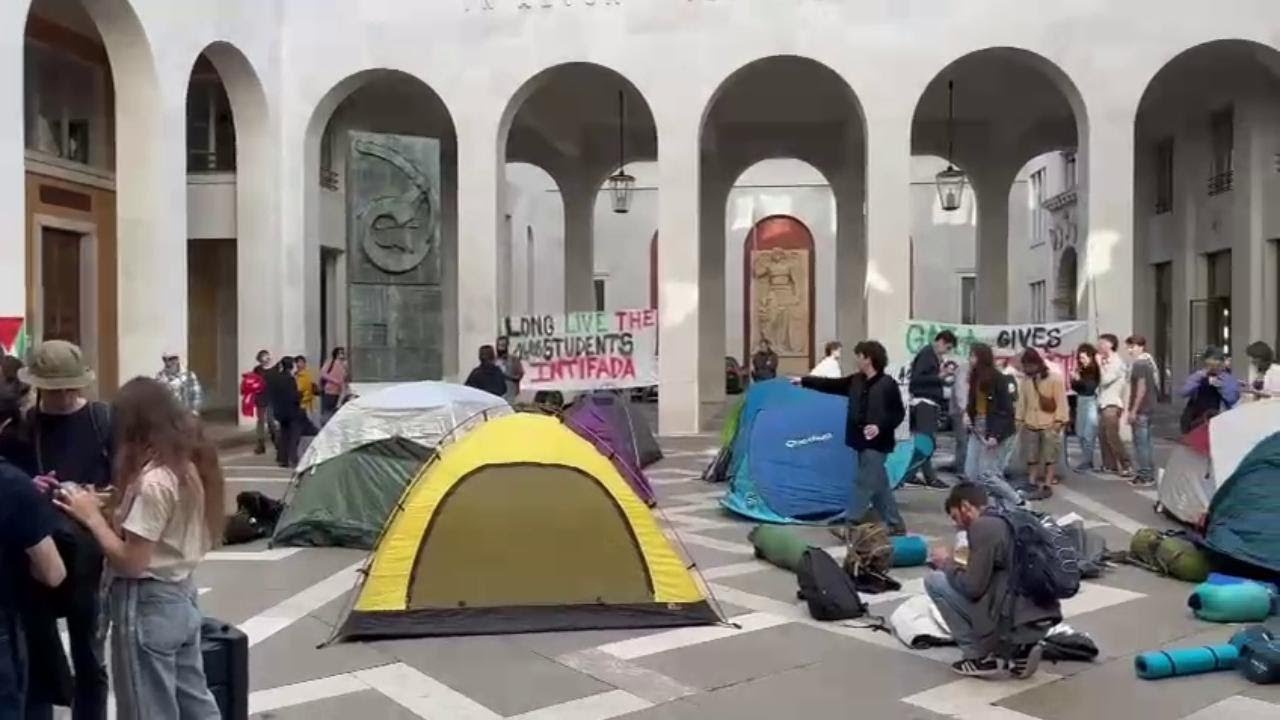 Il cortile di Palazzo Bo occupato dalle tende pro Palestina