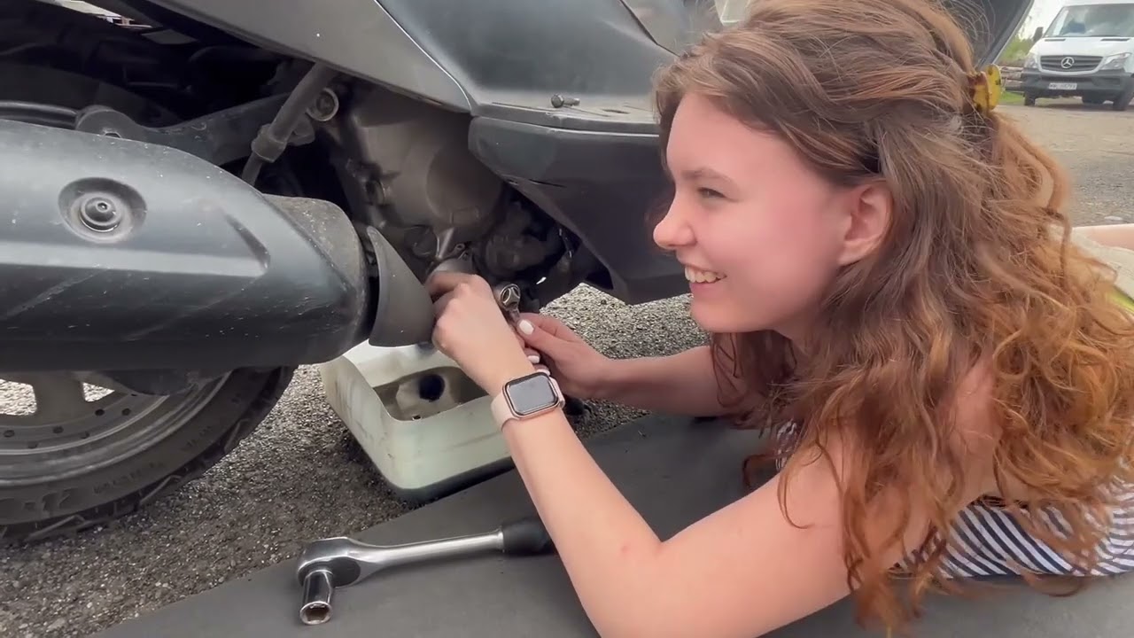 Jak wymienić olej w skuterze suzuki Burgman, naucz córkę. Cz. 1