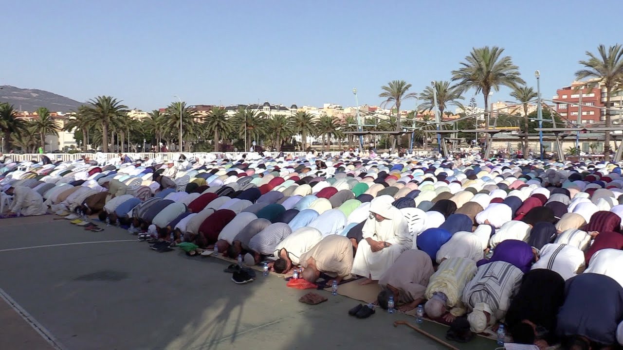 Miles de melillenses participan en el rezo multitudinario del Aid al Adha