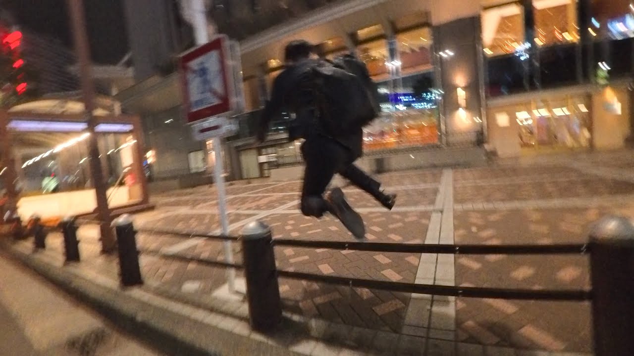 【エリートサラリーマン】ミドルキックを蹴り、ジャンプして逃走、バスロータリーに侵入するがイルミネーションの中連行される疑いがある男　ドキュメンタリー　日本のリアル　注意喚起　気をつけてください