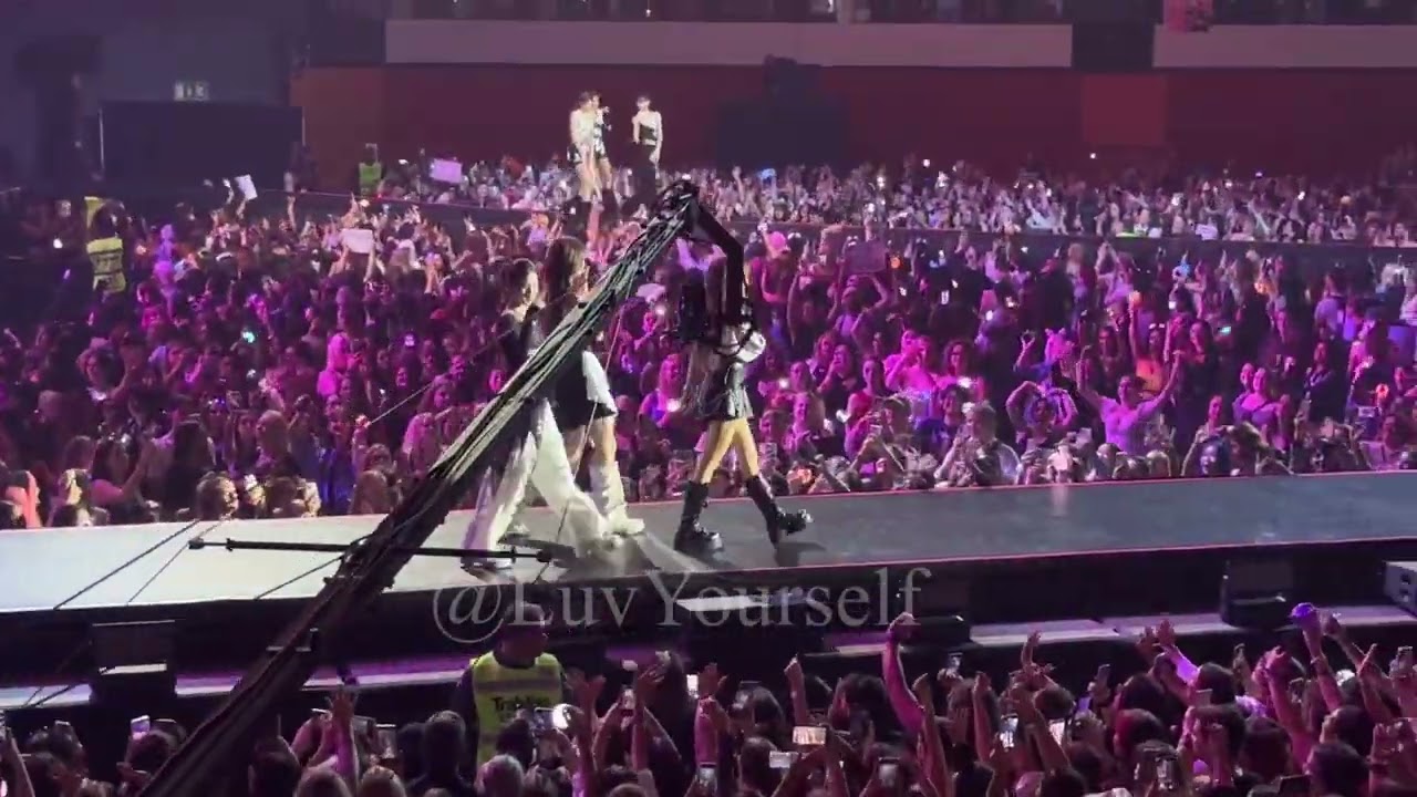 izna (이즈나)- SIGN fancam 20250927 Music bank in Lisbon 2025