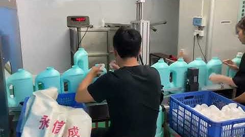 Automatic 4 nozzles tracking type bottle laundry detergent liquid filling line