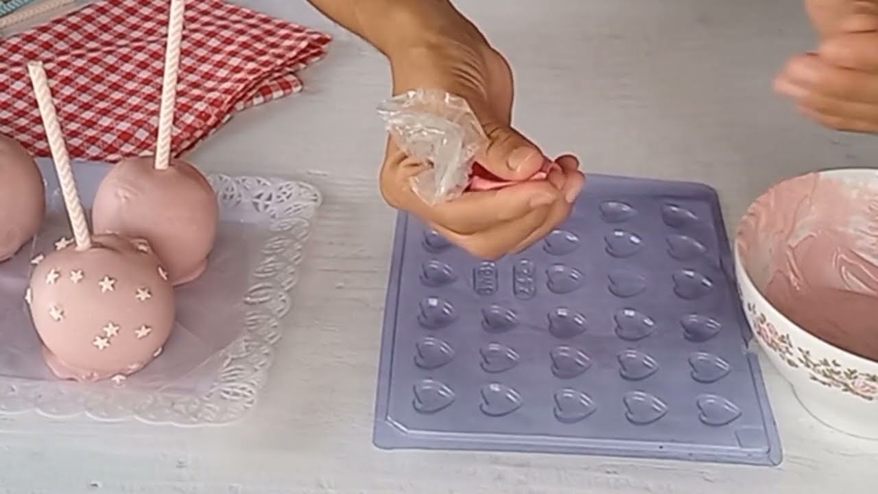 Veja como é fácil fazer Maçã do Amor de Chocolate Colorido: passo a passo