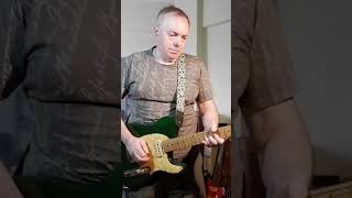 Blue Man Play The Greens