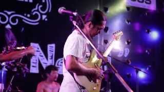 Miniatura de ""เหนือคำบรรยาย" by YAMIN (feat. Ton Dezember) Live at Blues Power for Nepal - Silverlake"