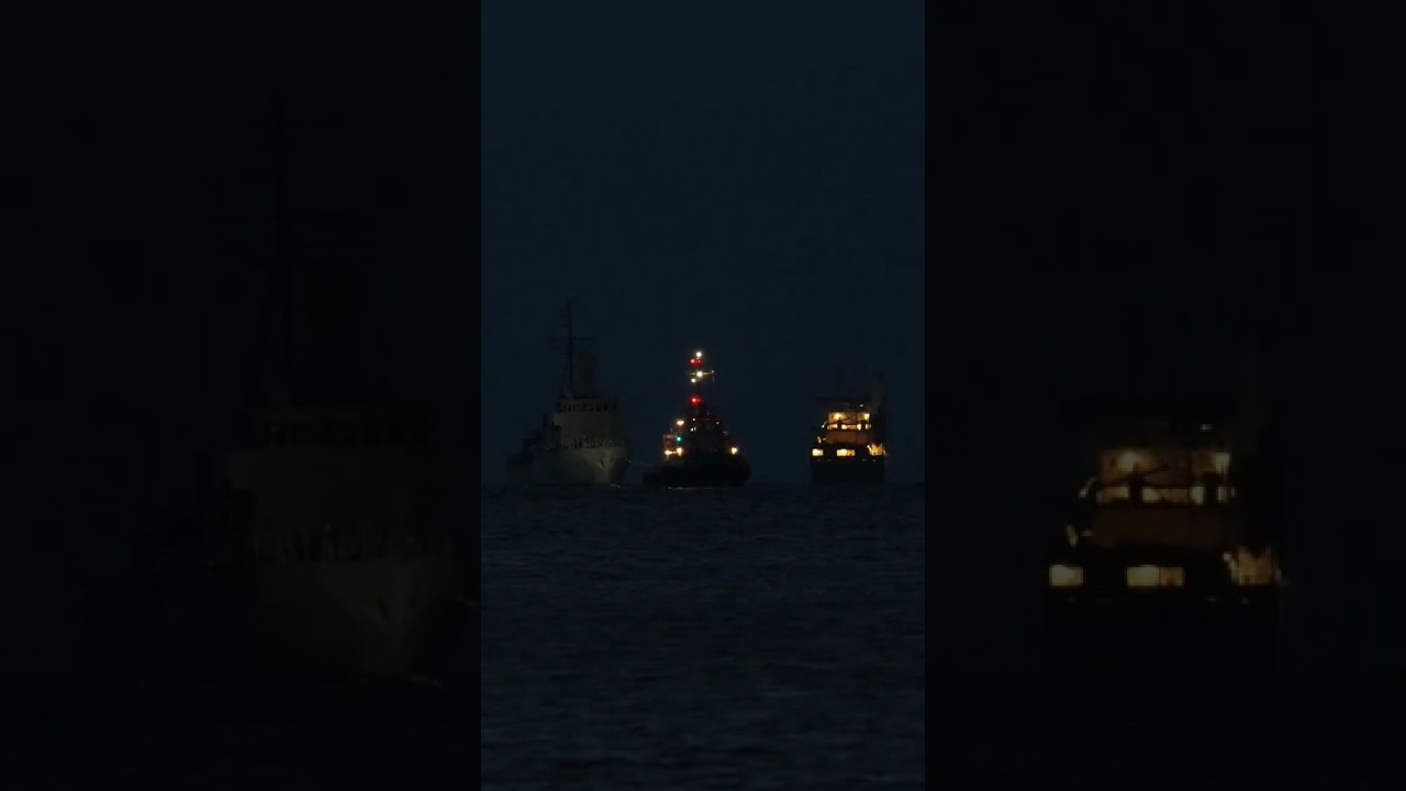 Tug boat tows Navy "Ghostship" into port of Kiel/ Shipspotting in the Night