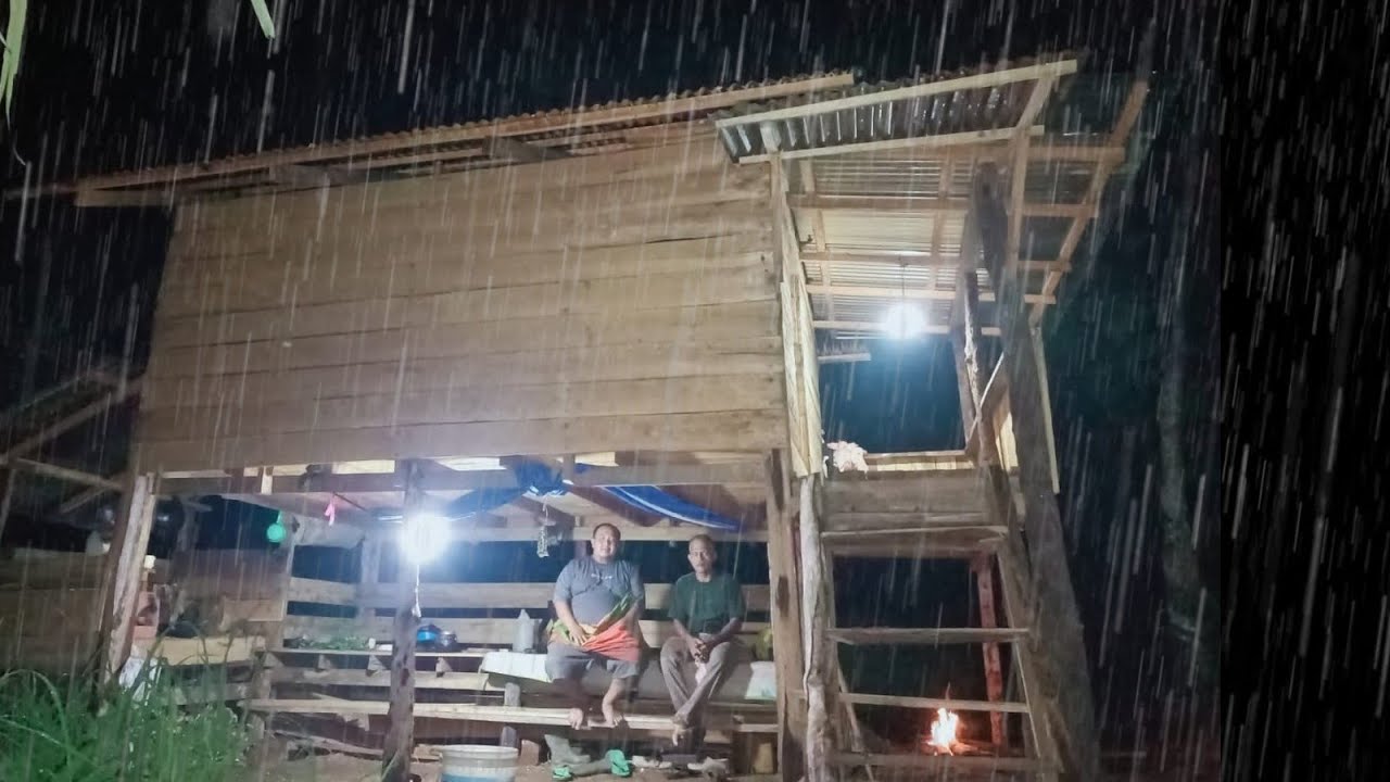 Di guyur hujan deras sampai pagi // bermalam di pondok kebun