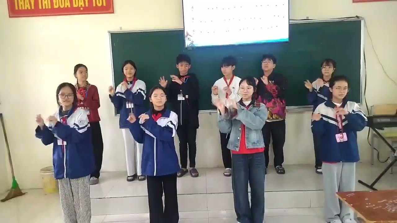 nhóm  Hoàn Linh  lớp 8A