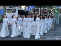 Thí sinh Miss Tourism Vietnam 2020 mặc áo dài trắng đổ bộ phố đi bộ Nguyễn Huệ | BÍ MẬT VBIZ
