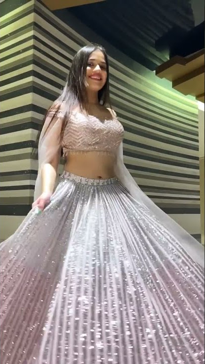 Jannat Zubair Rahmani navel in lehenga instagram reel.