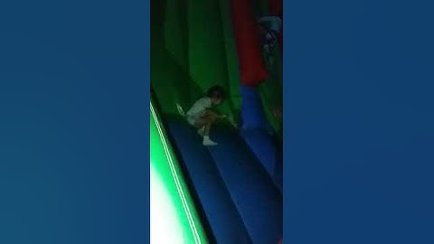 В Казахстане девочка провалилась внутрь надувного батута и чуть не задохнулась