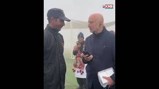 Bollywood Actor Anupam Kher wins hearts by gifting Smart phone to watch on Khosla ka Ghosla 2 sets