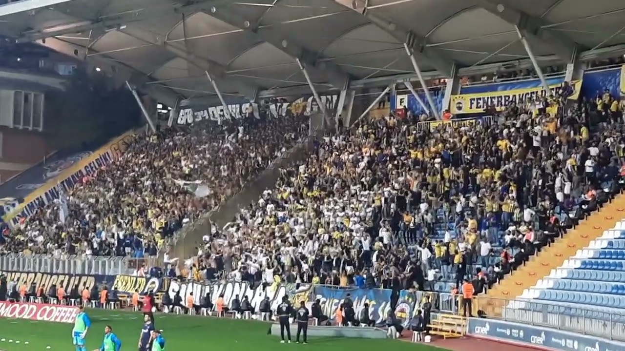 Genç Fenerbahçeliler Deplasman tribünü - Kurulan ittifakları bozalım oyunlarını
