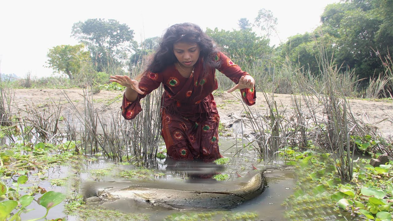 The beautiful Nishi is fishing with her hands in the Water and the poor life in the countryside