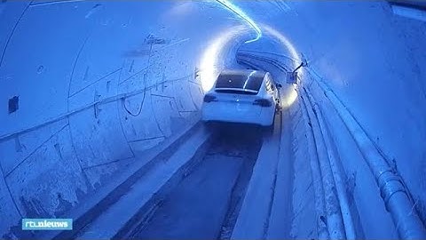 Met dik 200 km per uur in een auto met zijwieltjes door een tunnel, durf jij? - RTL NIEUWS