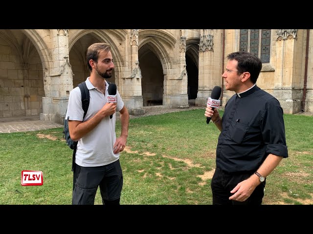 Luçon. Henri d'Anselme,   « l'homme au sac à dos » d'Annecy, a visité la cathédrale