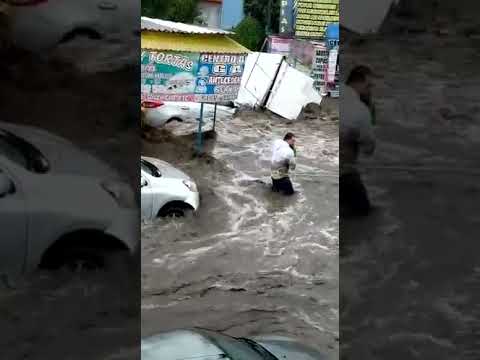 Rescatan a un bebé de las inundaciones en Ecatepec