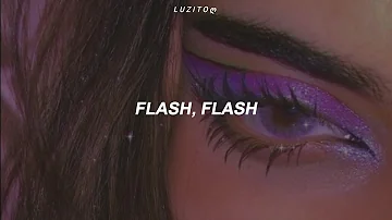 Flash, Flash, Pose, Pose, mira mi cara en portada de vogue | La_Original.mp3 - EMILIA, Tini (letra)
