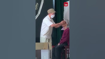 Xúc động với hình ảnh thân thương cụ ông “chải tóc" cho cụ bà để chụp ảnh căn cước công dân | TTGĐ