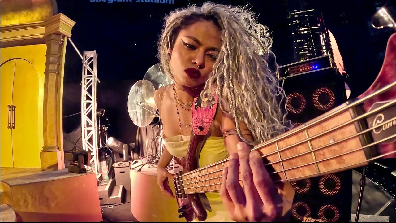 Willow Smith - Wait A Minute | Mohini Dey Live Bass Cam | Opening for Coldplay |