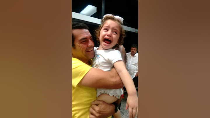Bebê se emociona ao ver o pai chegando de viagem