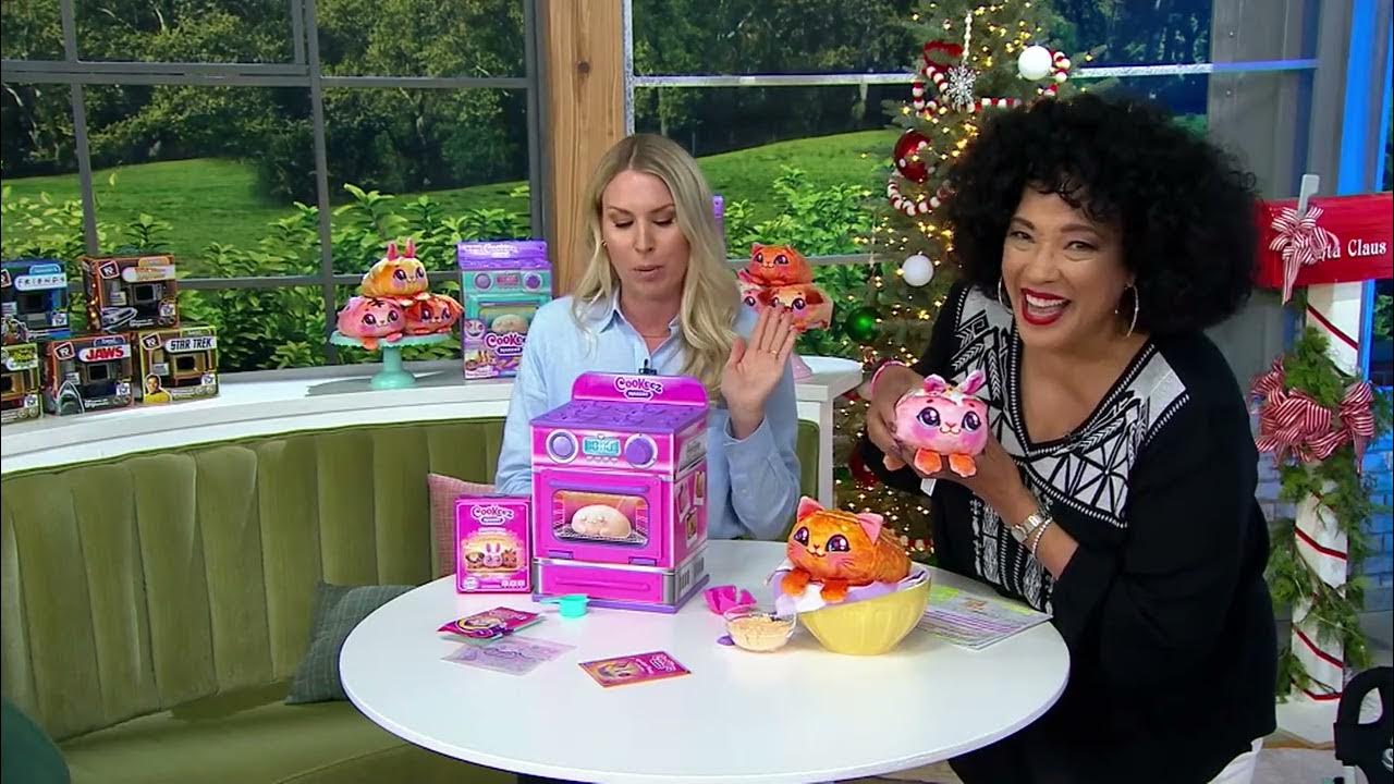 Cookeez Makery Reveal and Scented Plush with Oven Kit