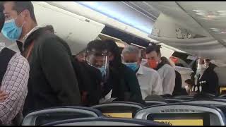 Captan a AMLO haciendo fila en vuelo comercial #VIDEO