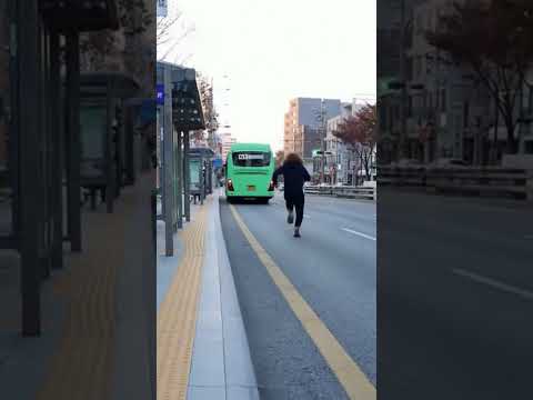 아 저거 못타면 지각인데 ... #실화 #웃픈사연 #달리기 #지각