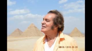 Engelbert Humperdink live in Egypt admitts Elvis is king of music